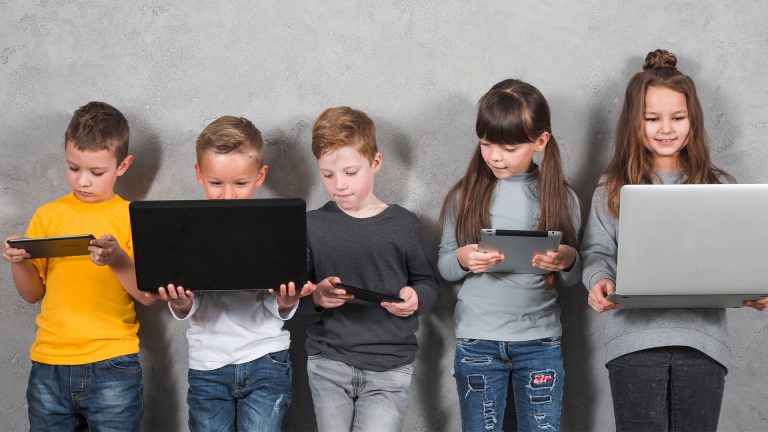 Sicurezza bambini online: la guida completa per un web a prova di minore
